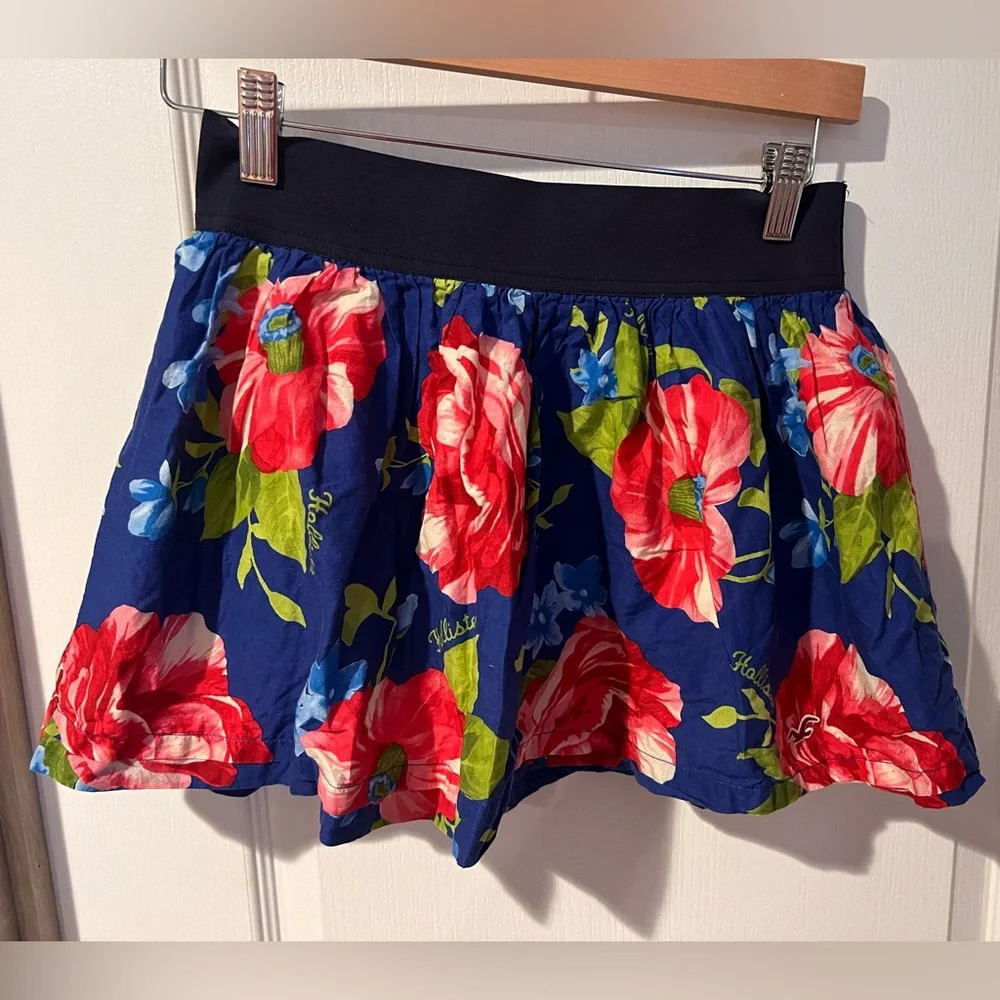 Hollister floral skirt size small. Elastic waist.